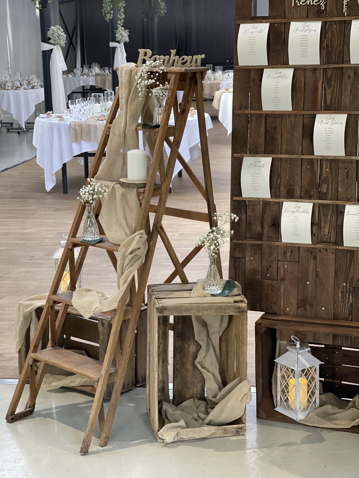 Mariage La Barbinière plan de table en bois bonheur en bois impression papier fleurs