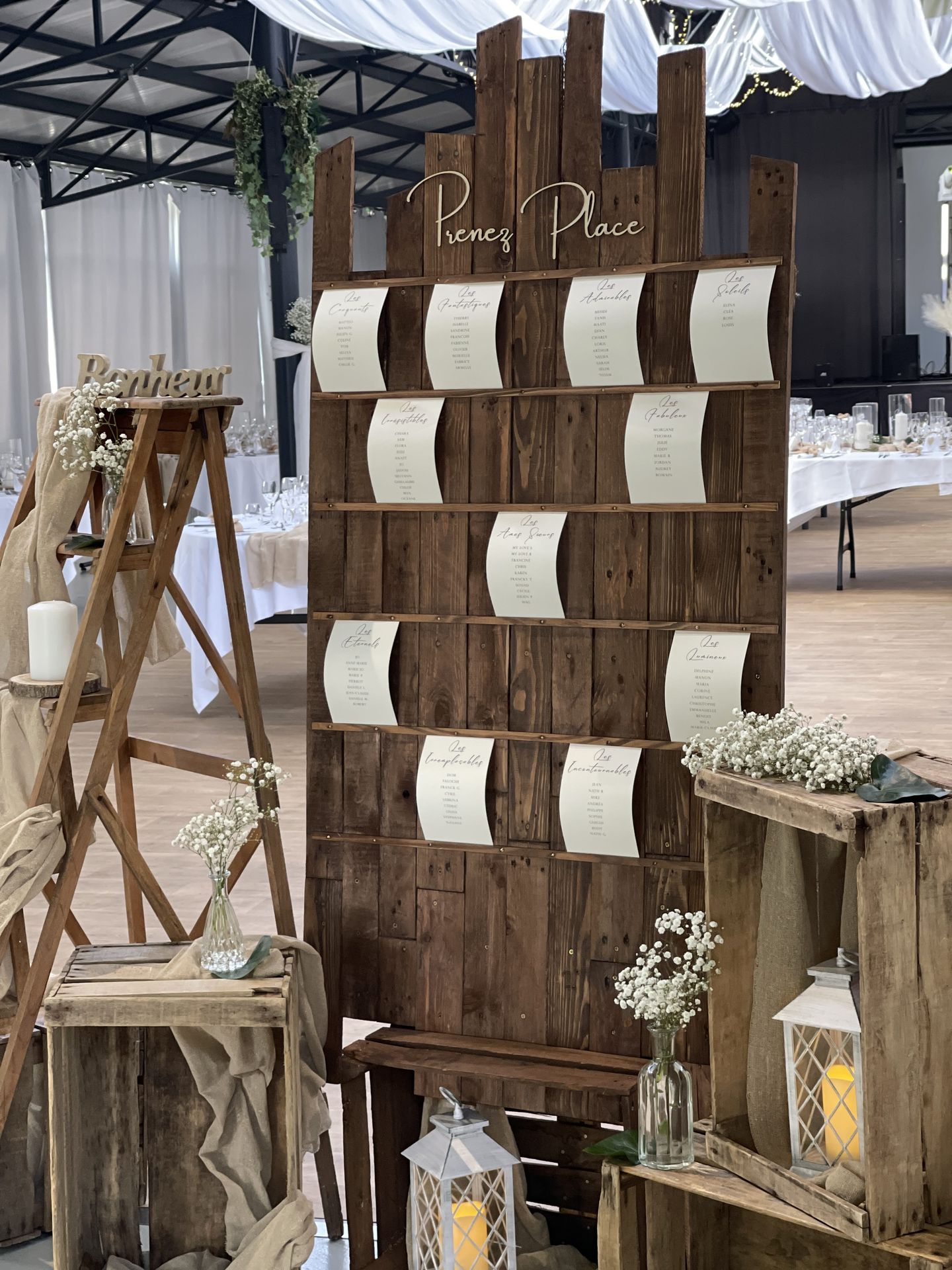 Mariage La Barbinière plan de table en bois bonheur en bois impression papier fleurs