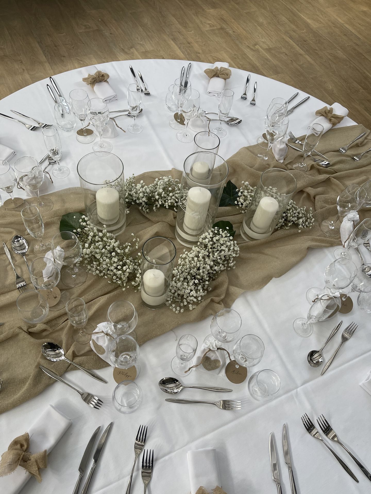 Mariage La Barbinière table blanche chemin de table sable noeud sable serviette vase bougie blanche composition florale blanche