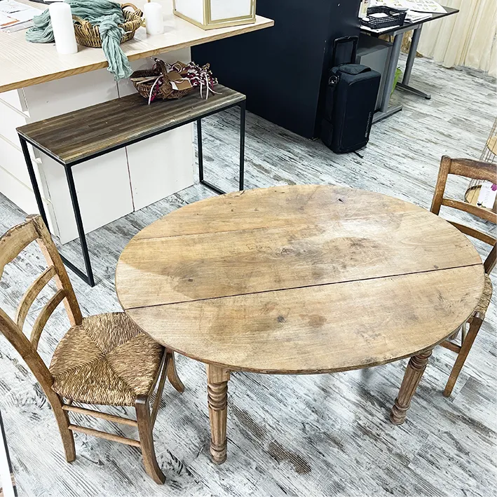 LOC 323 Table Ovale + chaises.webp