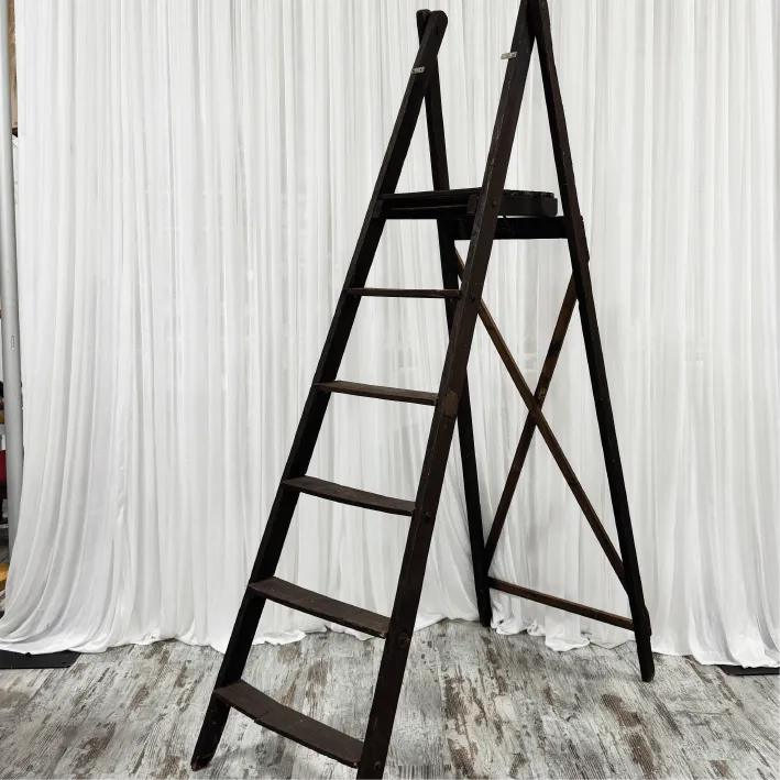 LOC 303 escabeau foncé.webp